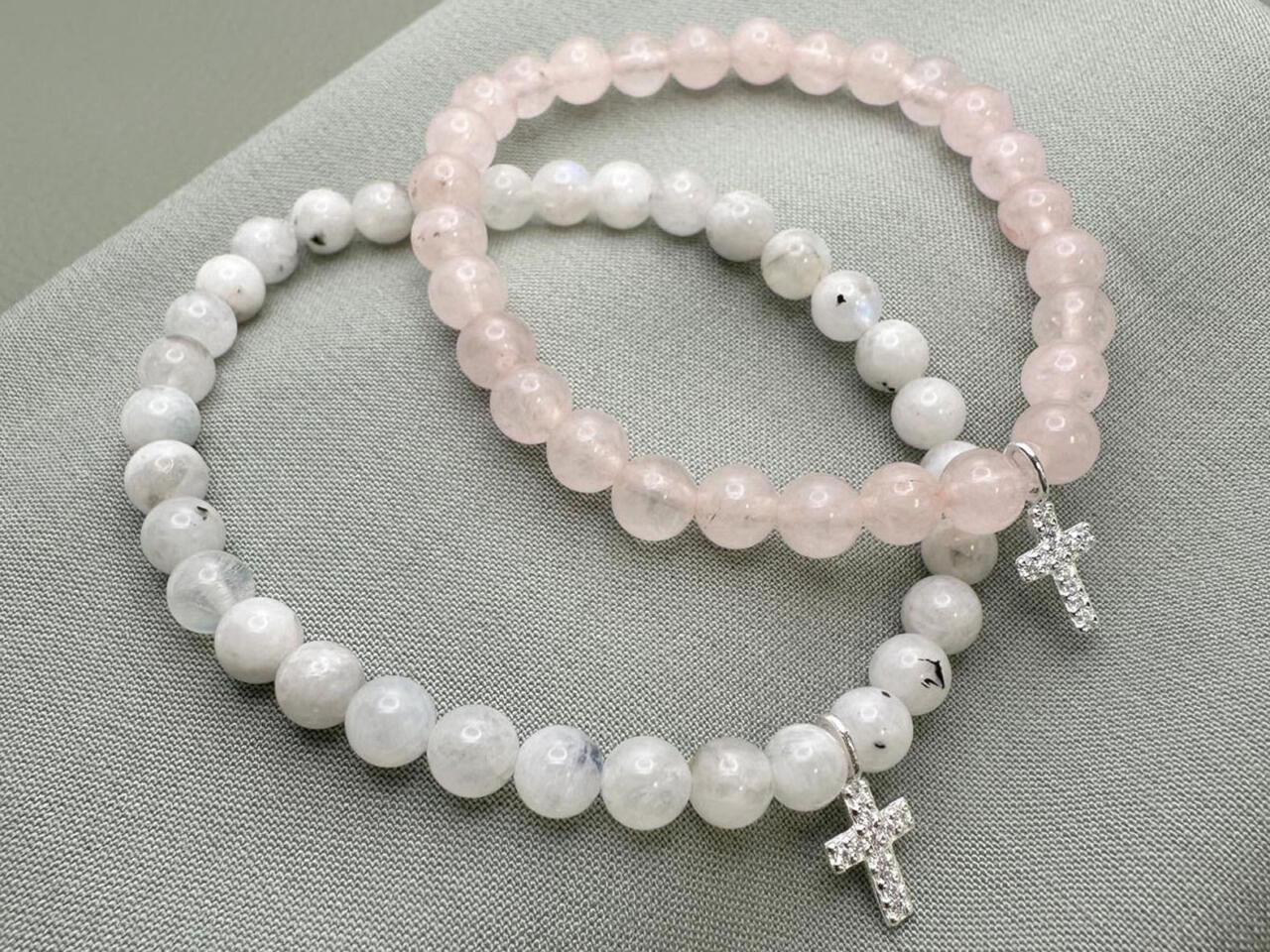 Perlenarmband aus Edelsteinen mit kleinem Kreuzanhänger mit Zirkon aus 925er Silber