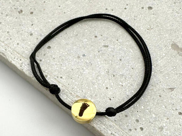 Schiebeknotenarmband mit kleiner runder Perle mit Fußabdruck