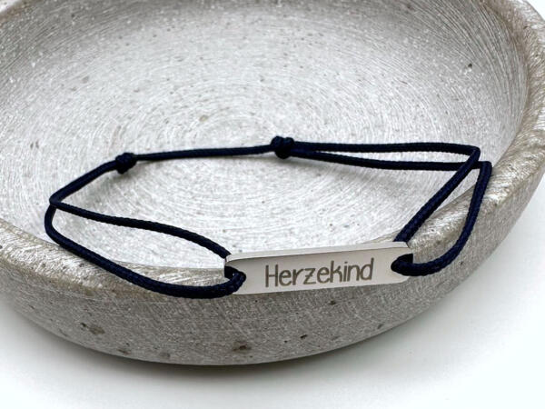 Schmales Segeltau Armband mit Gravurplättchen schwarz lang
