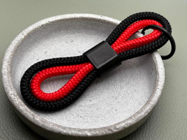 Segeltauschlüsselanhänger 2 Farben mit Gravur Option, Werbeartikel mit Logo in Hausfarben, Schlüsselanhänger in Firmenfarben.