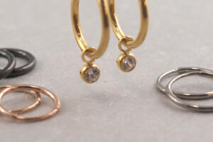 Titan Creolen mit Kristallen, Titan Ohrringe mit Anhänger, hypoallergene Creole für Allergiker