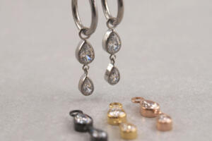 Titan Ohrringe hängend, Titan Creolen hängend, Kristalltropfen