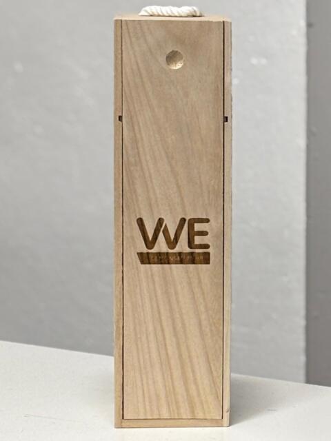 Weinkiste aus Holz mit Firmenlogo, Logo als Gravur auf Weinkiste, Wein Verpackung als Kundengeschenk