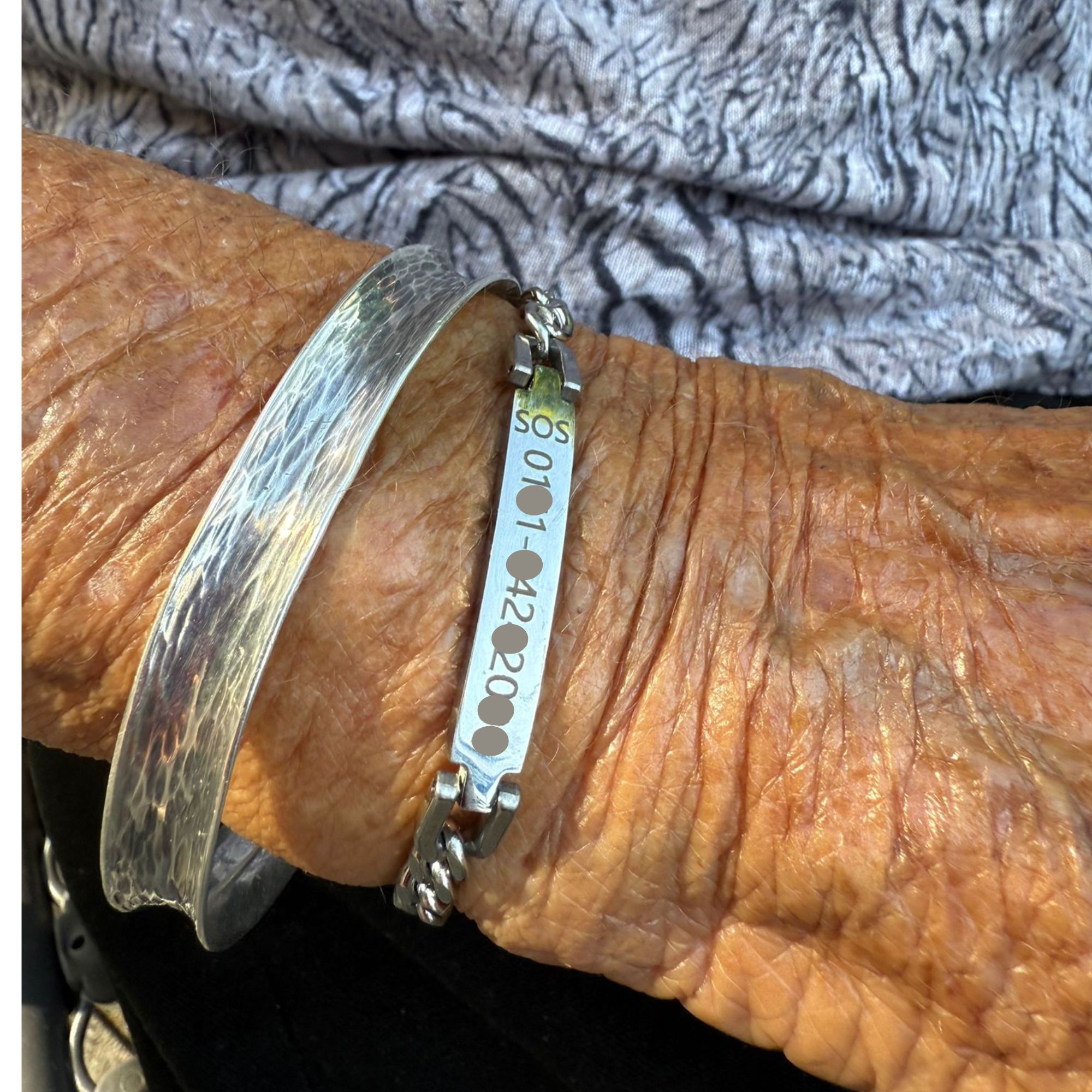 Demenzarmband Senioren Armband Notfall SOS Kontakt Angehöreige weglaufen Sicherheit Hilfe