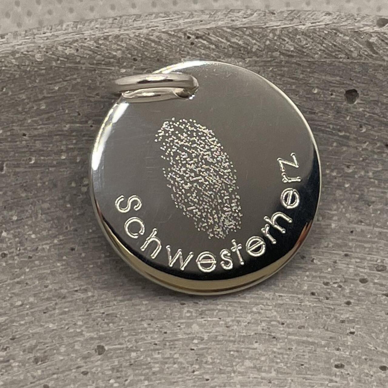 Fingerabdruck auf Gravuranhänger für Kette Text Gravur rund Schwesterherz Erinnerungsschmuck