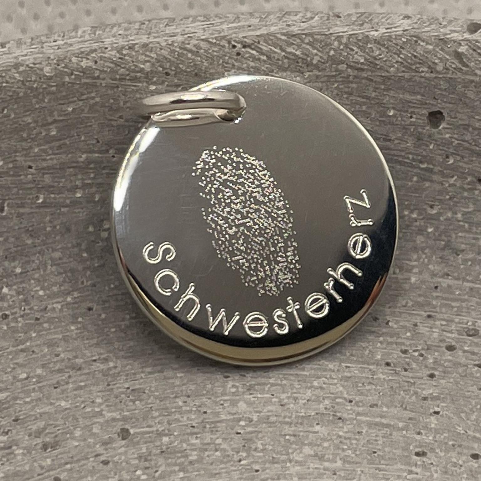 Fingerabdruck auf Gravuranhänger für Kette Text Gravur rund Schwesterherz Erinnerungsschmuck Trauerschmuck