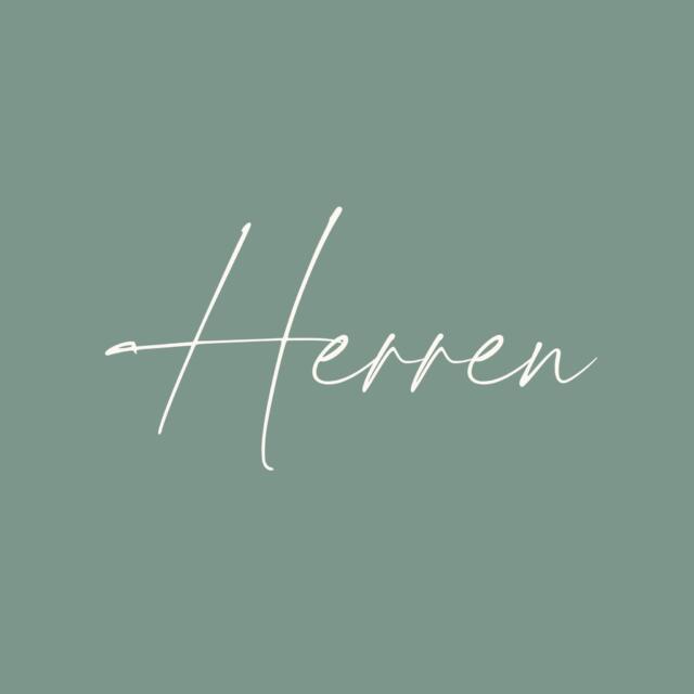 Wo gibt es gravierbaren Herrenschmuck? Hier finden Sie Armbänder mit Gravur, personalisierbare Herrenketten, persönliche Geschenke für Männer, Schlüsselanhänger mit Gravur, Geschenk für Papa, Geschenkidee für Opa, Männer Ohrringe und Herren Accessoires wie Manschettenknöpfe mit Gravur.