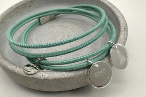 Lederarmband Damen mit Gravuranhänger, Buddha Gravur, Familiengravur