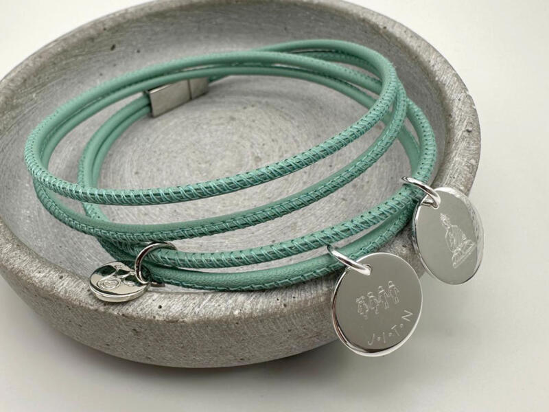 Lederarmband Damen mit Gravuranhänger, Buddha Gravur, Familiengravur