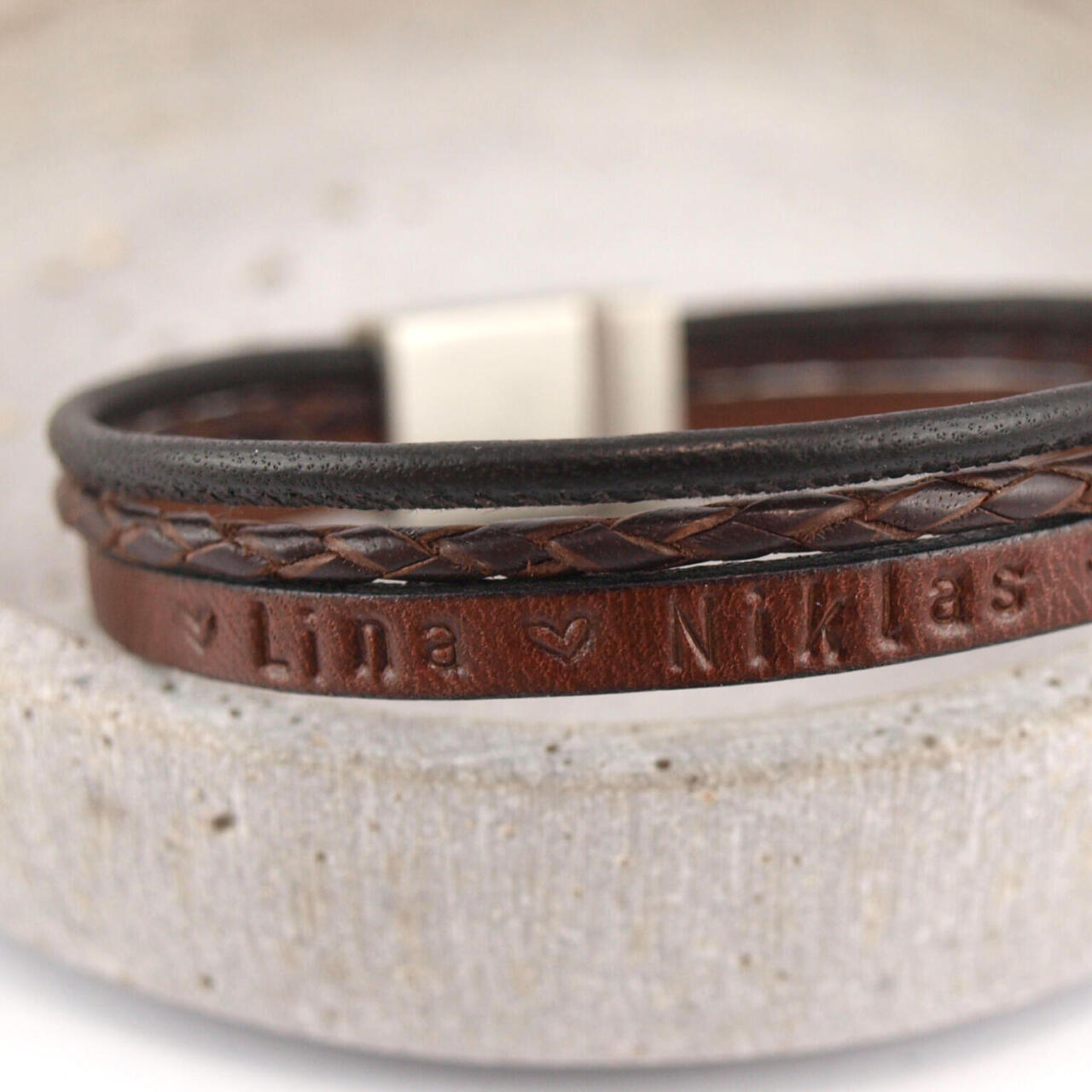 Lederarmband mit Gravur Charlie rotbraun Gravur auf Armband Verschluss und Leder