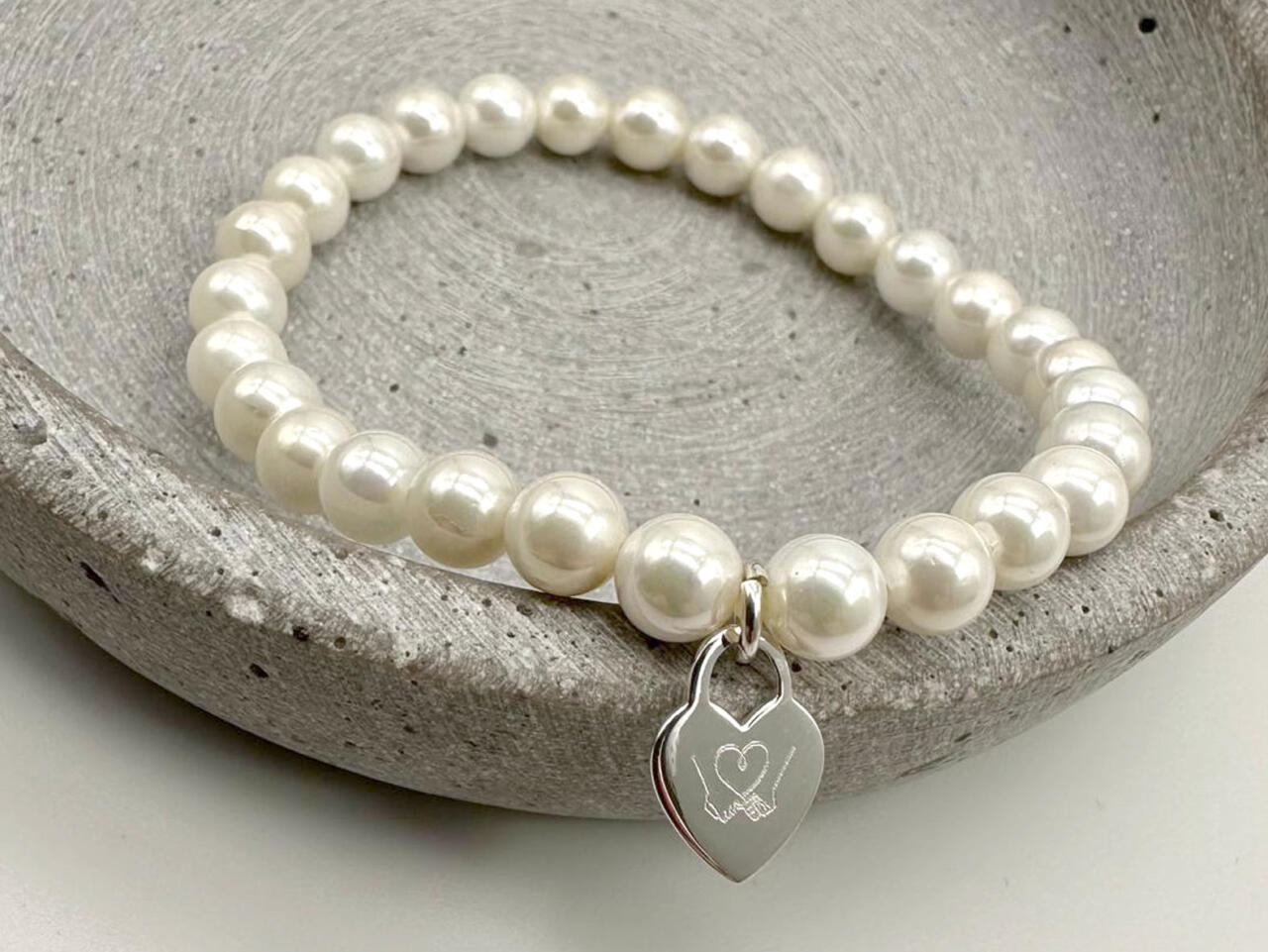 Perlenarmband mit individueller Gravur, Herzanhänger mit Perlenband