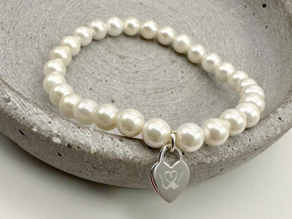 Perlenarmband mit individueller Gravur, Herzanhänger mit Perlenband