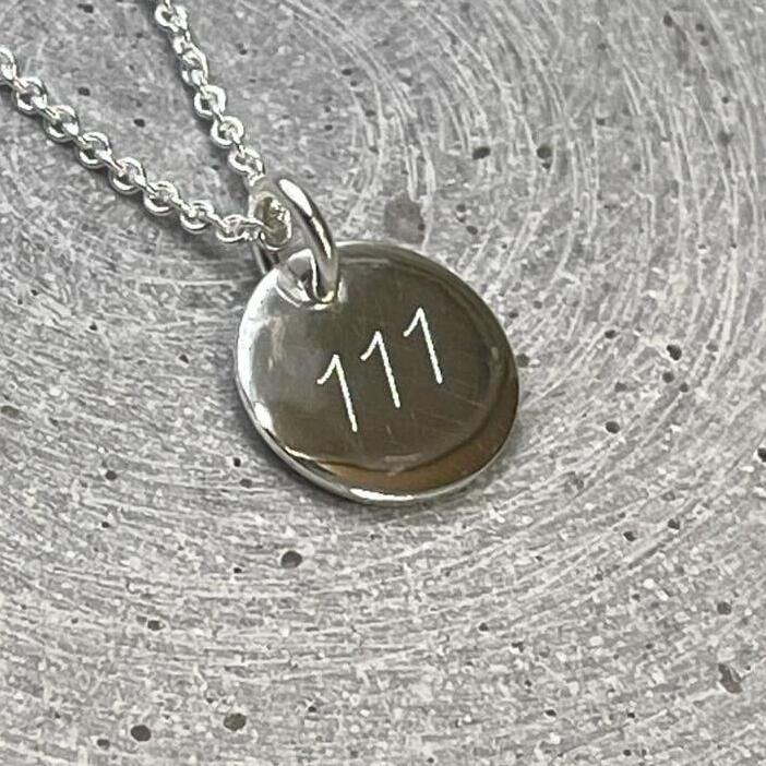 Engelszahlen auf Schmuck Zahlen mit Bedeutung Glückszahlen