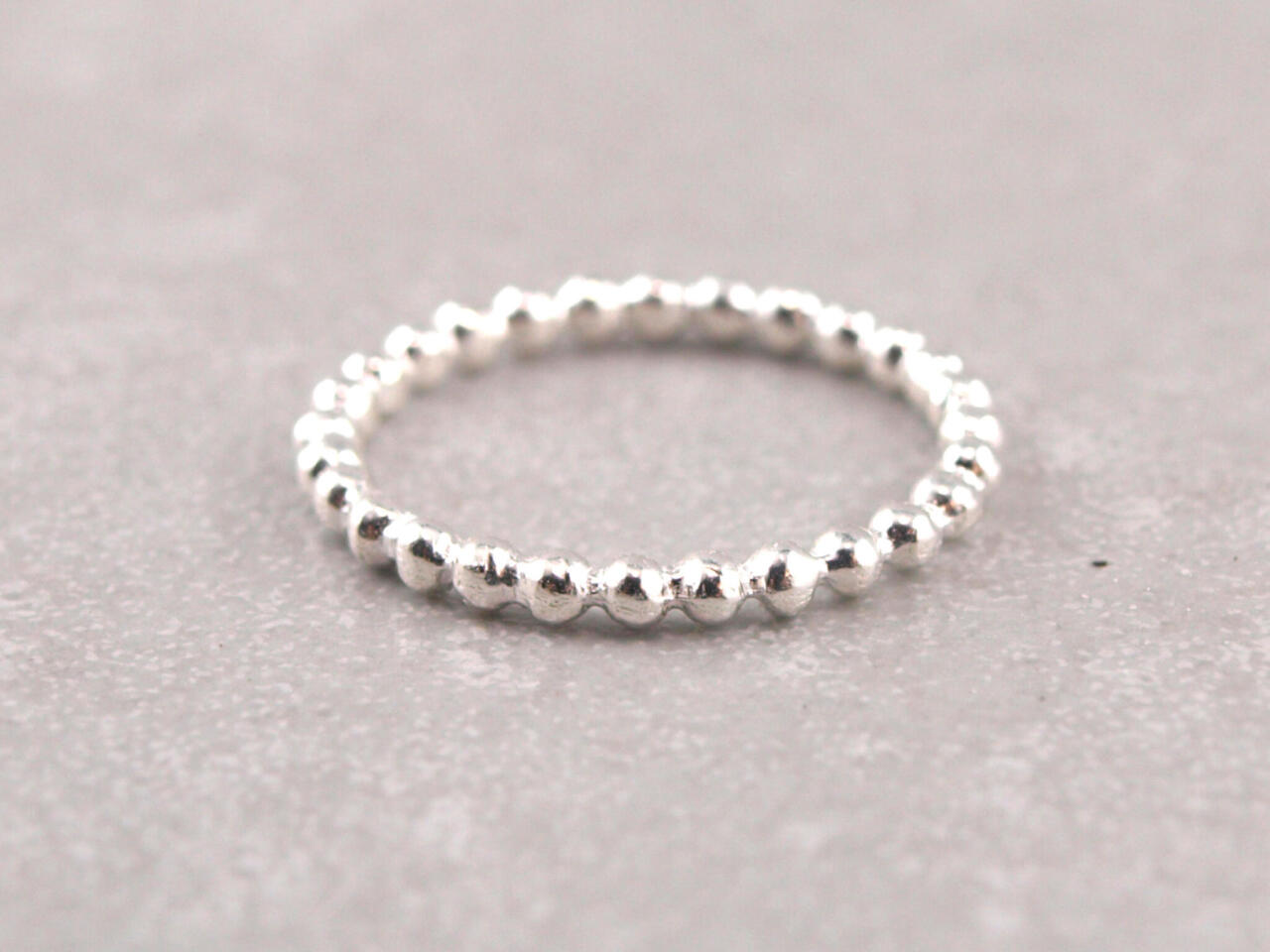 Anti-Stress-Ring, Kugelring aus 925er Silber mit Kügelchen als Beisteckring am Finger der gegen Angst helfen kann