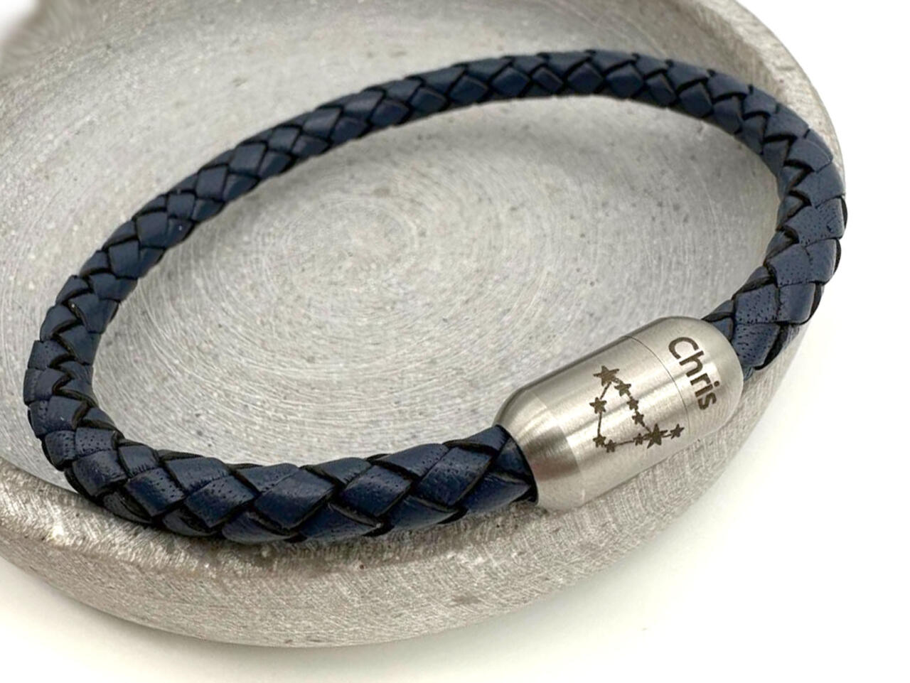 Lederarmband geflochten mit individueller Gravur auf dem Verschluss, Sternbild auf rundem Verschluss