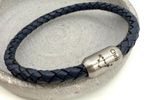 Lederarmband geflochten mit individueller Gravur auf dem Verschluss, Sternbild auf rundem Verschluss