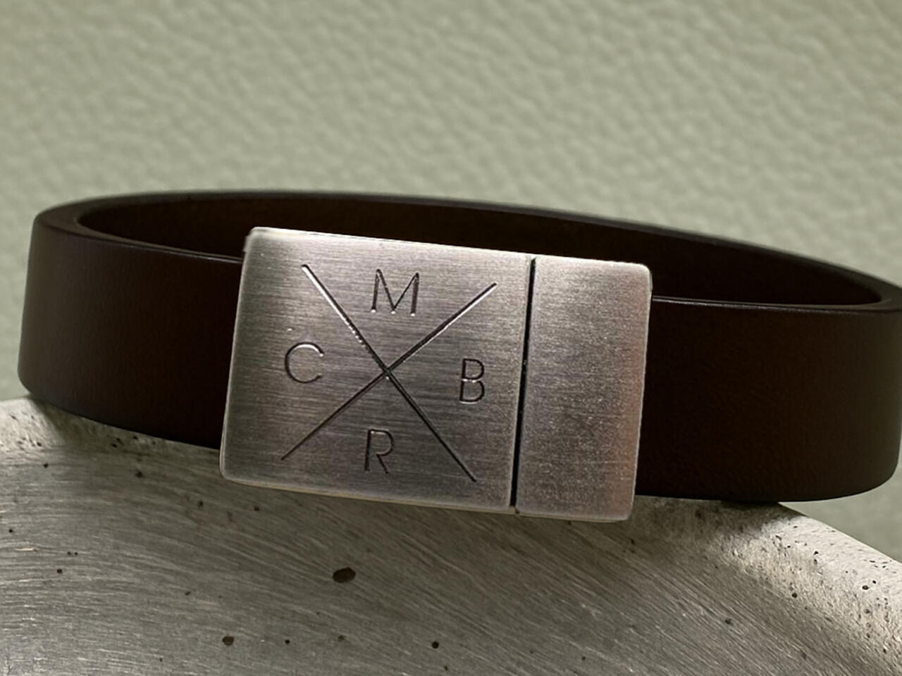 Lederarmband mit Gravur, Kreuzgravur auf dem Verschluss