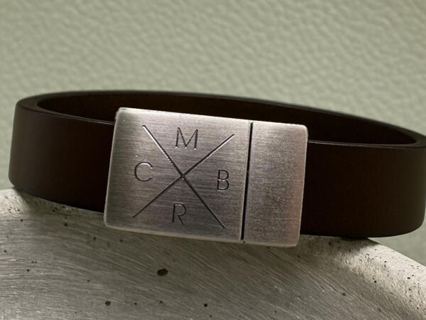Lederarmband mit Gravur, Kreuzgravur auf dem Verschluss