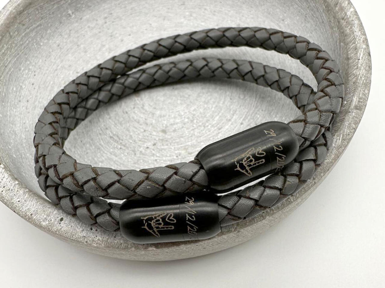 Lederarmband mit Gravur, Partnerarmband mit individueller Gravur auf dem schwarzen Verschluss