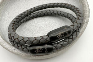 Lederarmband mit Gravur, Partnerarmband mit individueller Gravur auf dem schwarzen Verschluss