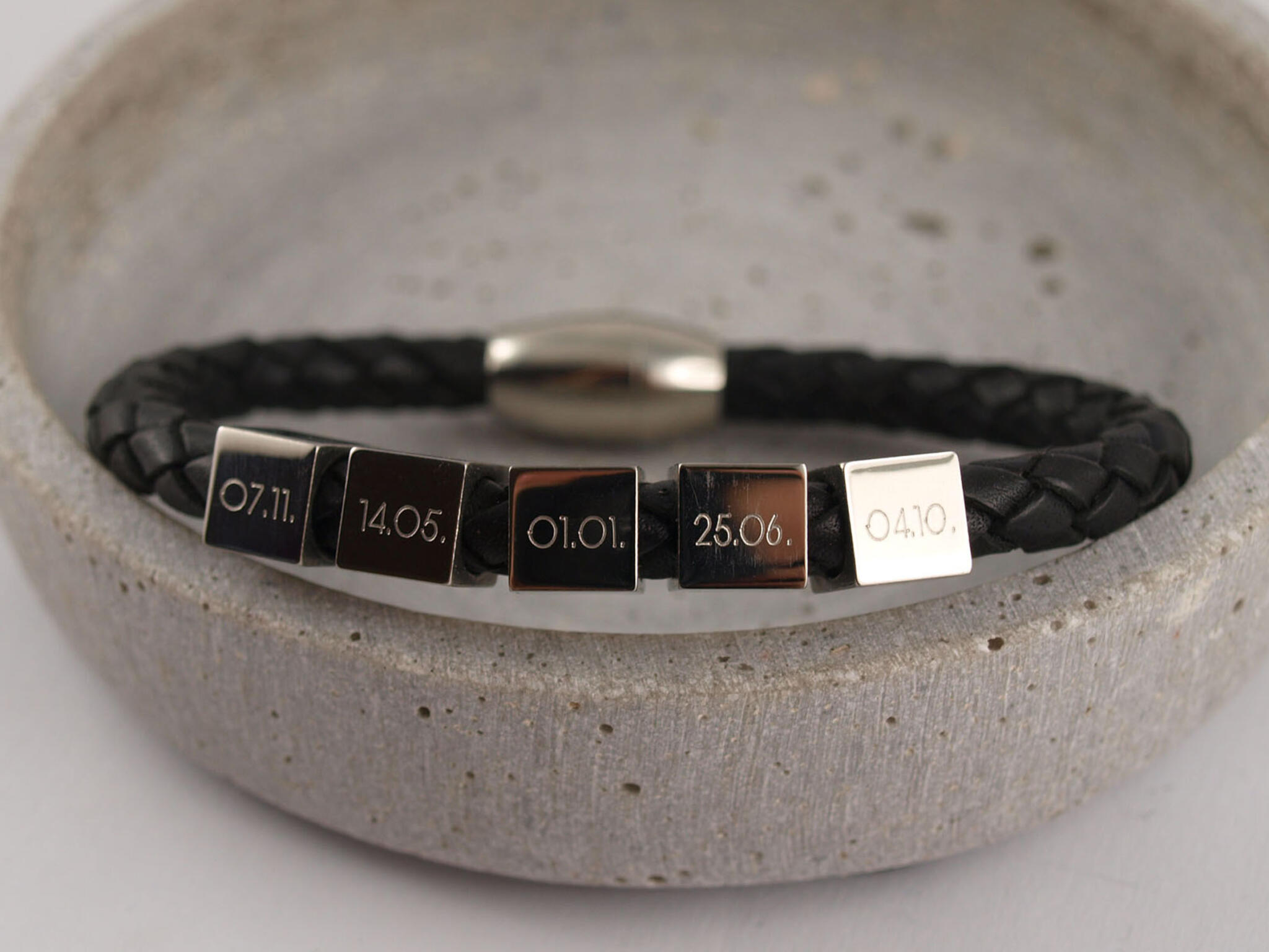 Lederarmband mit vielen Gravurwürfeln