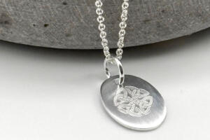 Ovaler Gravuranhänger mit Knoten des Lebens