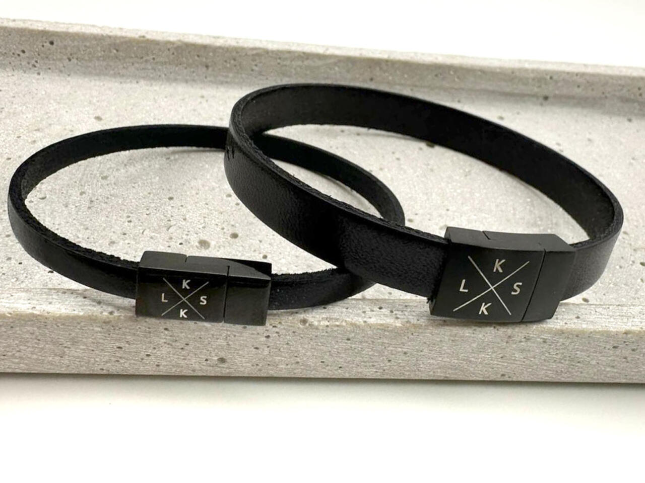 Partnerarmband mit Kreuzgravur, Schmales und breites Lederarmband mit Kreuzgravur