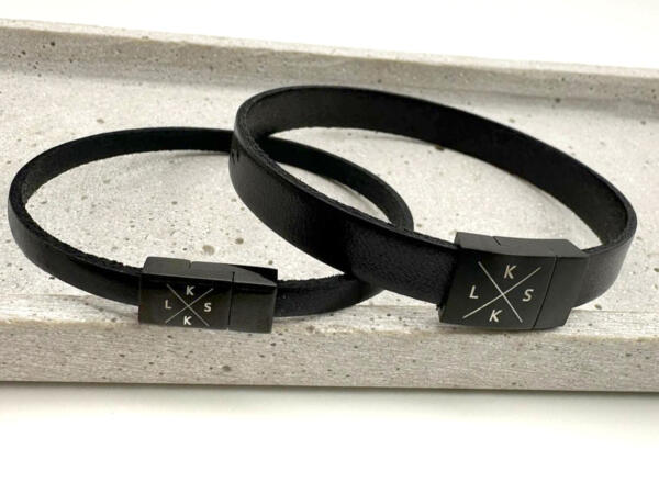 Partnerarmband mit Kreuzgravur, Schmales und breites Lederarmband mit Kreuzgravur