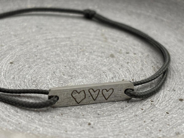 Schiebeknoten Armband Plättchen mit drei gemalten Herzen