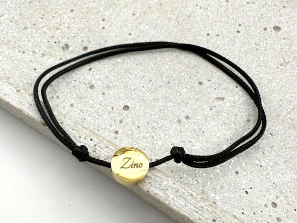 Schiebeknotenarmband mit kleiner runder Perle mit Namensgravur
