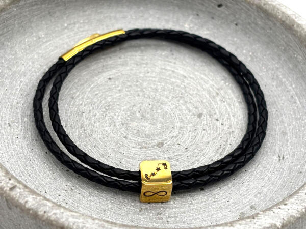Schmales Lederarmband zweifach mit Sternbild auf einer Würfelperle, Gold