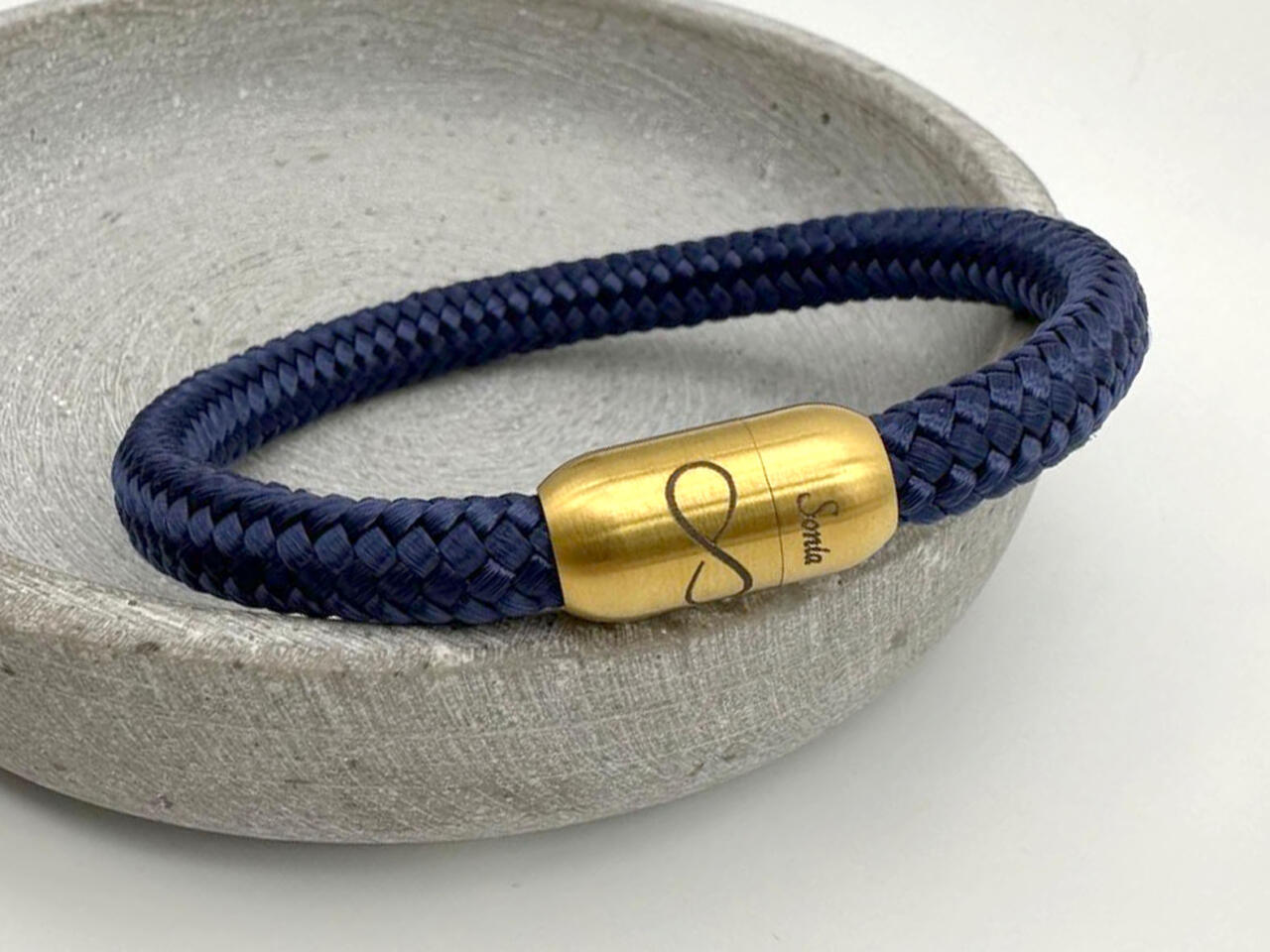 Segeltau Armband mit individueller Gravur auf dem goldenen Verschluss