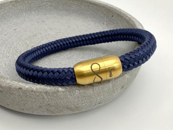 Segeltau Armband mit individueller Gravur auf dem goldenen Verschluss