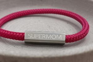 Segeltauarmband Pink mit Gravur Supermom, personalisierbarer Stegverschluss, Magnet