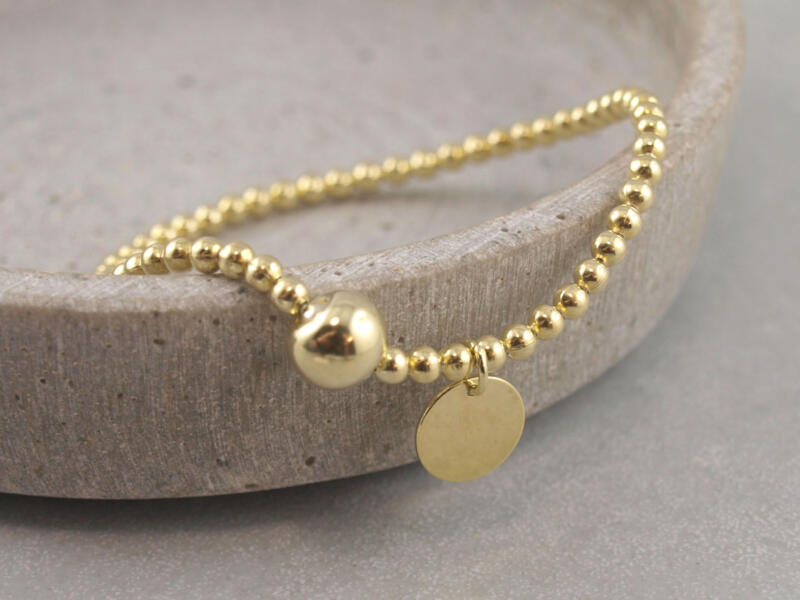 Armband Gold mit Gravuranhänger, Perlenarmband mit Anhänger vergoldet
