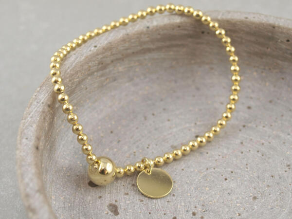 Armband Gold mit Gravuranhänger, Perlenarmband mit Anhänger vergoldet