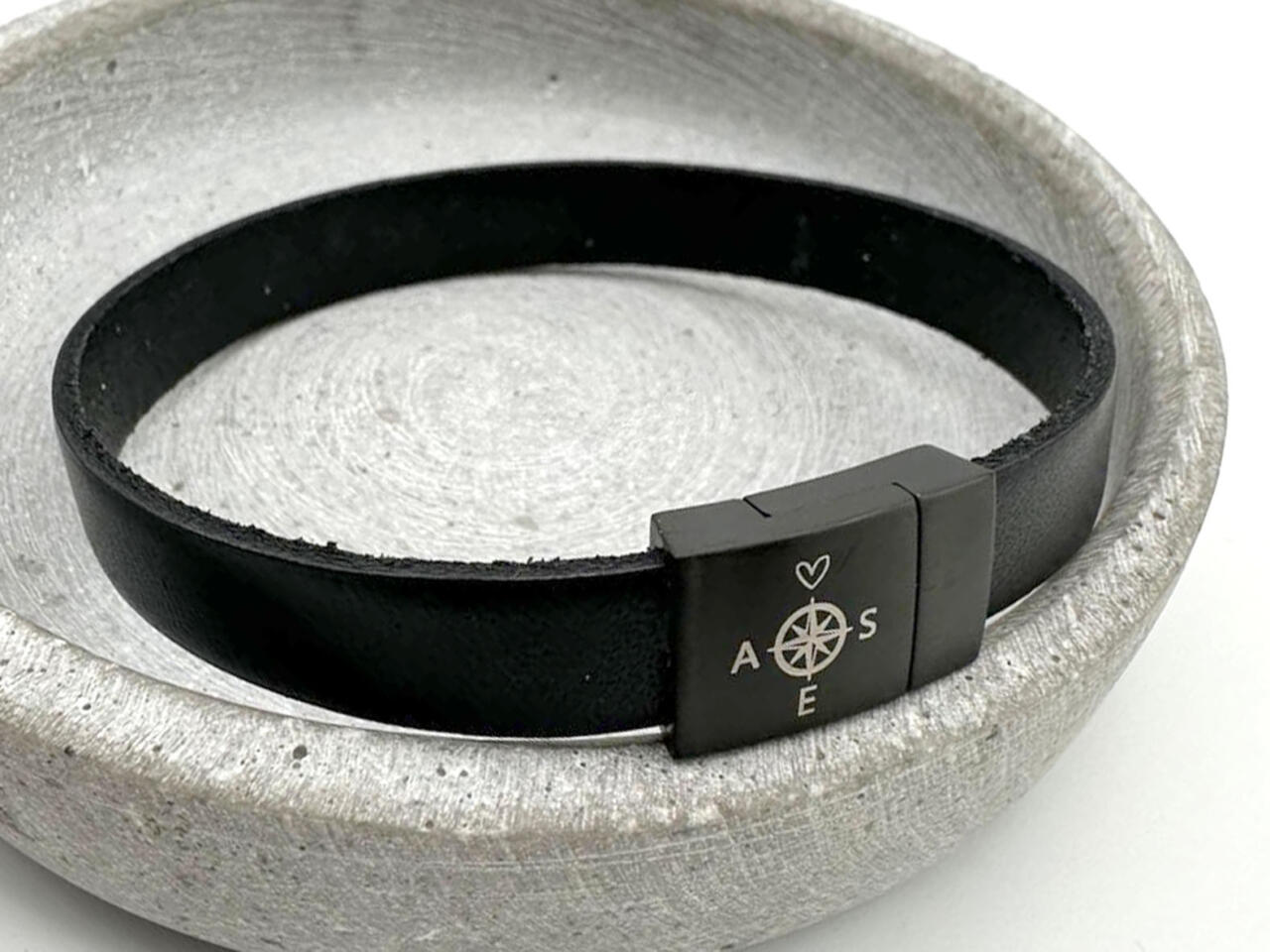 Herrenarband mit Kompassgravur, Lederarmband für Männer mit Kompass