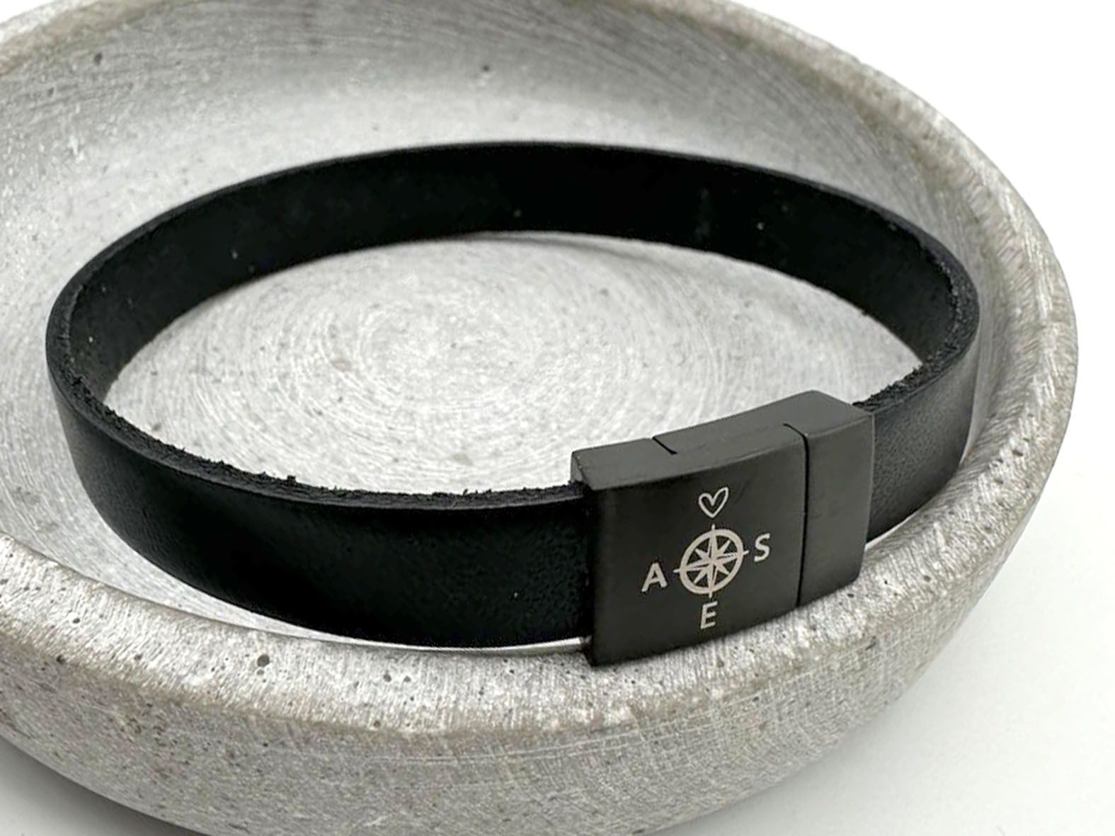 Herrenarband mit Kompassgravur, Lederarmband für Männer mit Kompass