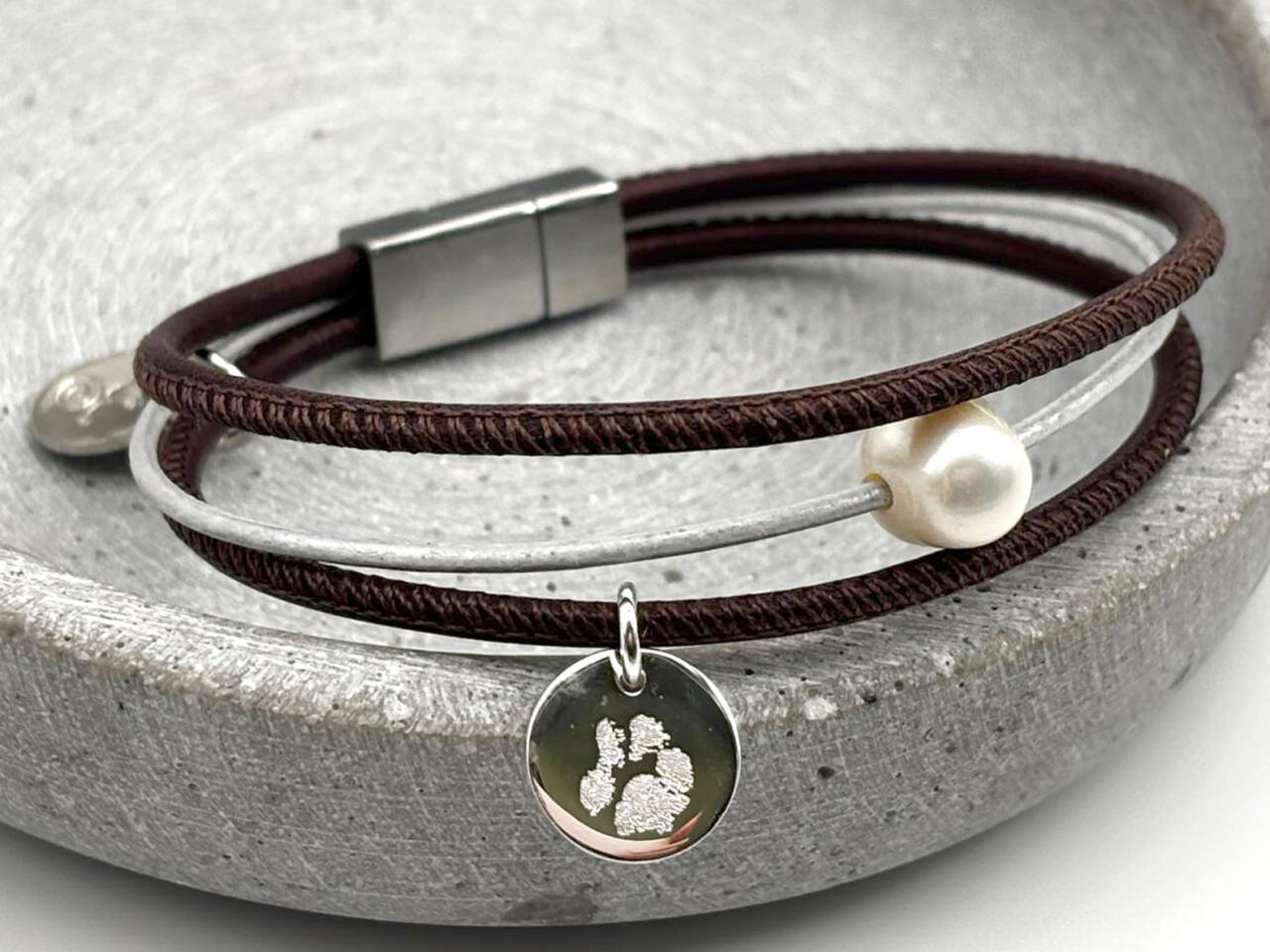 Lederarmband mit Perle und Gravuranhänger mit Pfotenabdruck