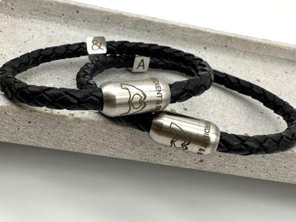 Partnerarmband aus geflochtenem Leder und Gravur