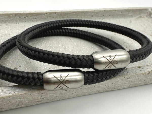 Partnerarmband mit Kreuzgravur initialen