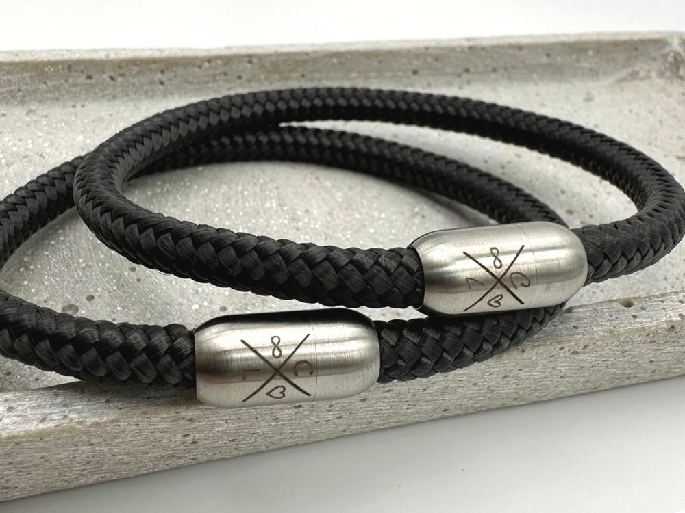 Partnerarmband mit Kreuzgravur initialen