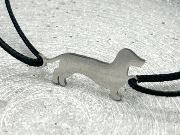 Schiebeknoten Armband mit Dackel, Anhänger Dackel mit Gravur, Tierfreunde Anhänger