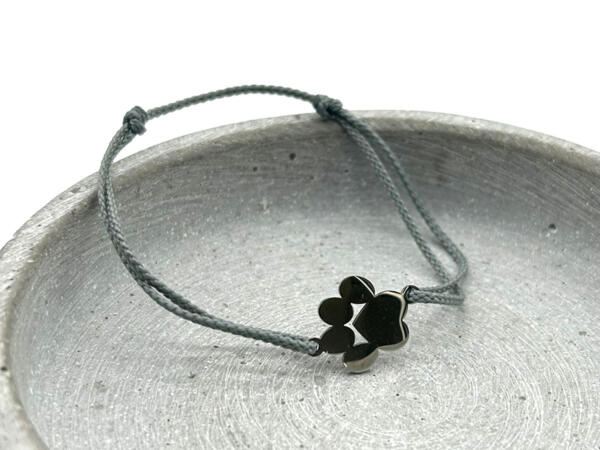Schiebeknoten Armband mit Pfote, gravierbarer Pfotenanhänger Silber