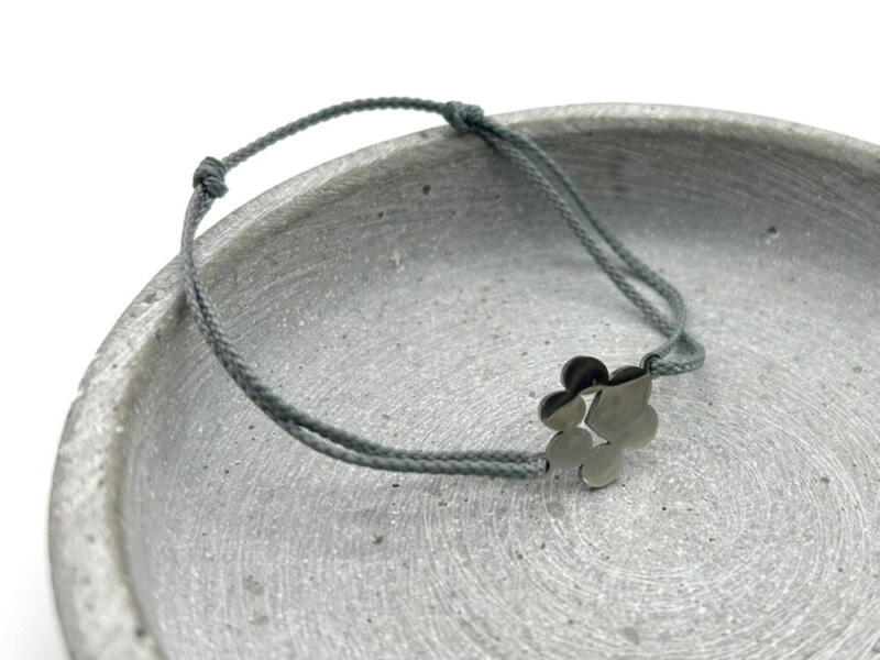 Schiebeknoten Armband mit Pfote, gravierbarer Pfotenanhänger