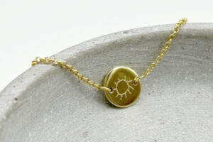 Armband Damen Gold mit Gravurplättchen und individueller Gravur