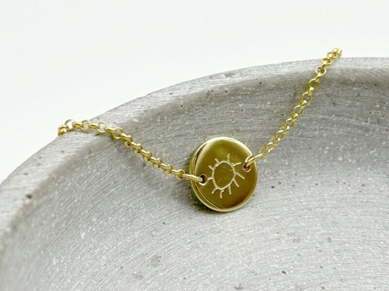 Armband Damen Gold mit Gravurplättchen und individueller Gravur