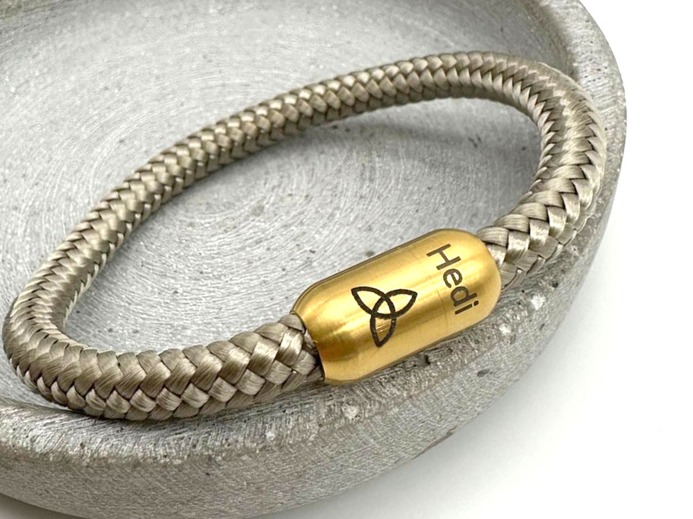 Armband aus Segeltau mit Gravur auf dem goldenen Verschluss