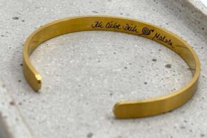 Armreif Gold aus Chirurgenstahl, Lasergravur auf der Innenseite