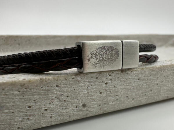 Fingerabdruck auf dem Verschluss, Lederarmband mit Gravur